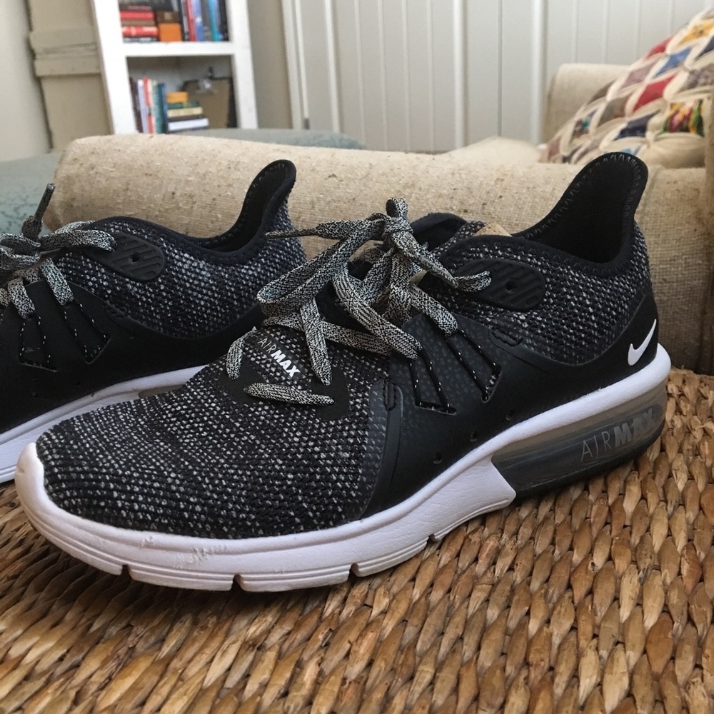 Nike Air Max Women’s 6 Black & White